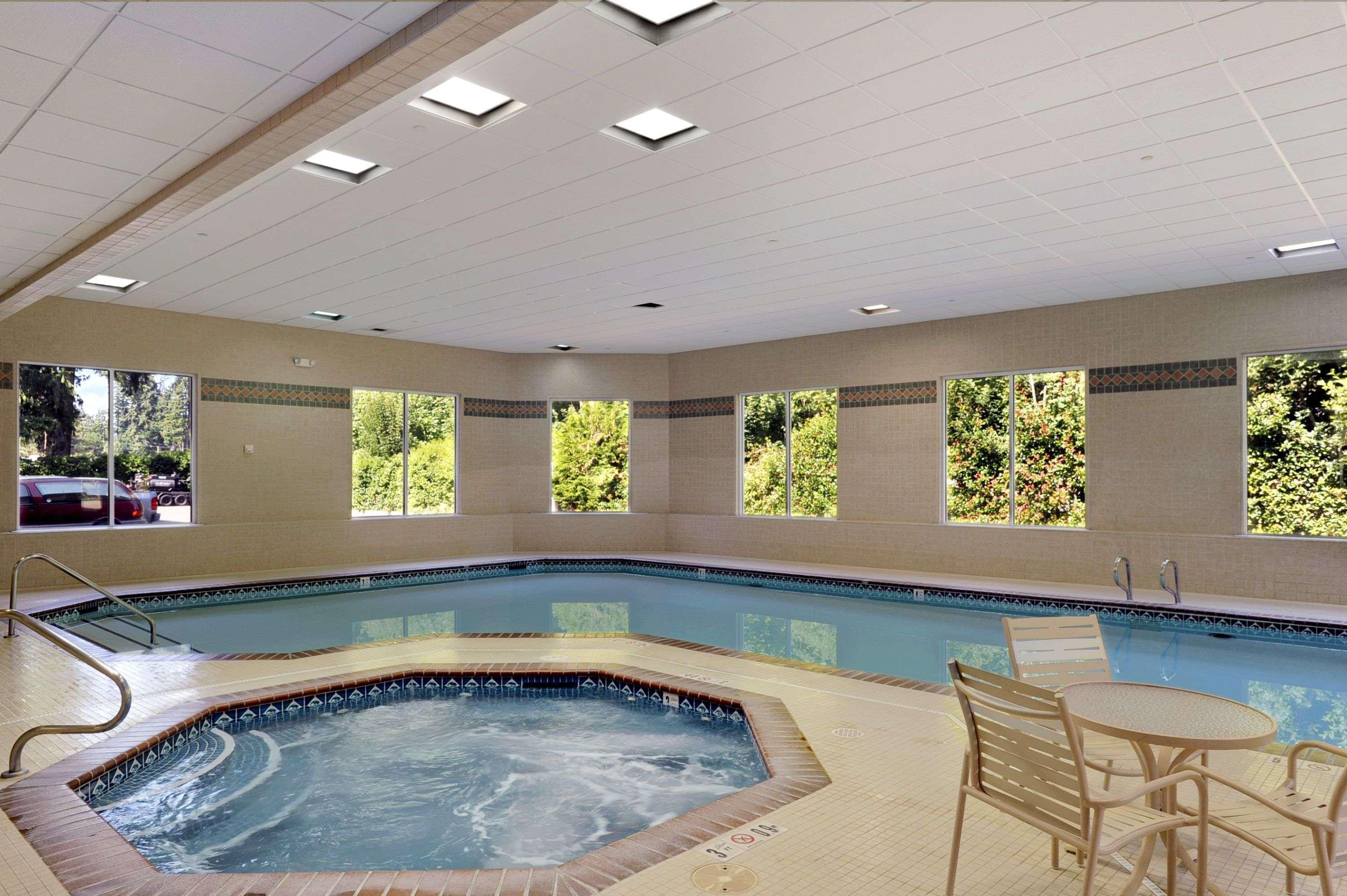 Ramada By Wyndham Olympia Hotel Facilities photo A pool with a spa